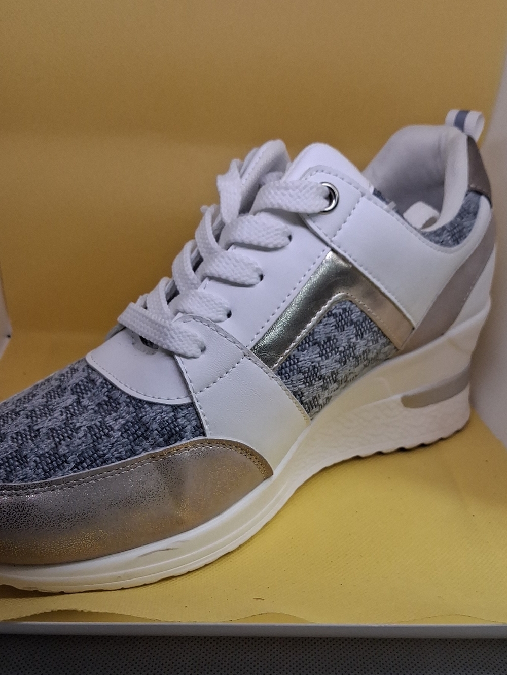 Women's White and Silver Casual Wedge Sneaker. Plataform. Size L (7M). Lot#S05